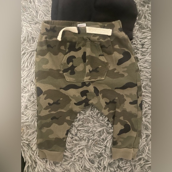 Old Navy Infant Onesie and Jogger Matching Set - Picture 2 of 5